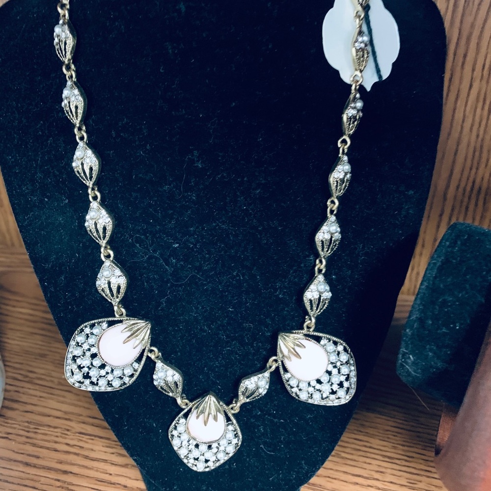 Plunder necklace with pink/peachy tones